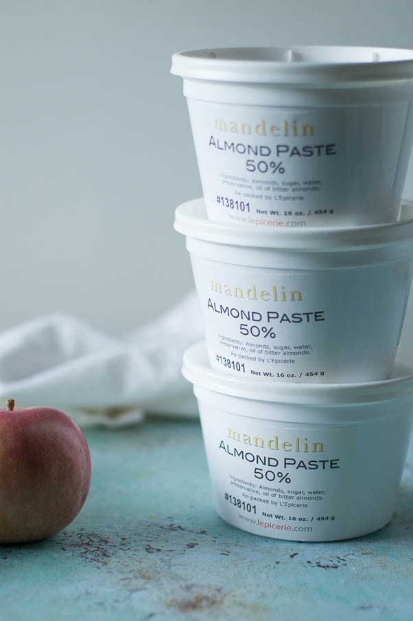 棕色黄油苹果杏仁蛋糕。坚果，黄油，肉桂味的苹果蛋糕。一种纯朴的、舒适的甜点。无谷蛋白。从花到茎|因为美味| www.andrewtoms.com