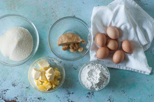 棕色黄油苹果杏仁蛋糕。坚果，黄油，肉桂味的苹果蛋糕。一种纯朴的、舒适的甜点。无谷蛋白。从花到茎|因为美味| www.andrewtoms.com