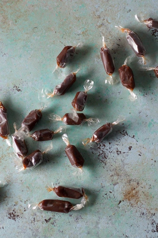 味噌焦糖。软而有嚼劲的焦糖糖果，带有白色味噌的咸味和鲜味。甜，咸，非常好吃。无谷蛋白。从花到茎|因为美味| www.andrewtoms.com