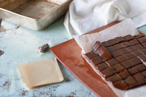 味噌焦糖。软而有嚼劲的焦糖糖果，带有白色味噌的咸味和鲜味。甜，咸，非常好吃。无谷蛋白。从花到茎|因为美味| www.andrewtoms.com