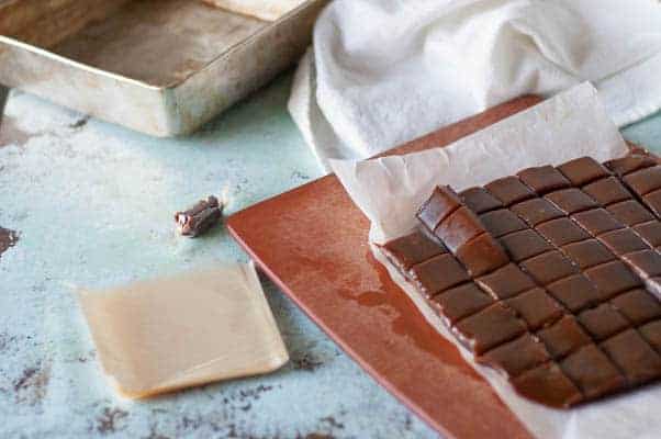 味噌焦糖。软而有嚼劲的焦糖糖果，带有白色味噌的咸味和鲜味。甜，咸，非常好吃。无谷蛋白。从花到茎|因为美味| www.andrewtoms.com