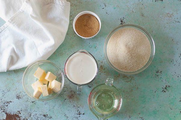味噌焦糖。软而有嚼劲的焦糖糖果，带有白色味噌的咸味和鲜味。甜，咸，非常好吃。无谷蛋白。从花到茎|因为美味| www.andrewtoms.com