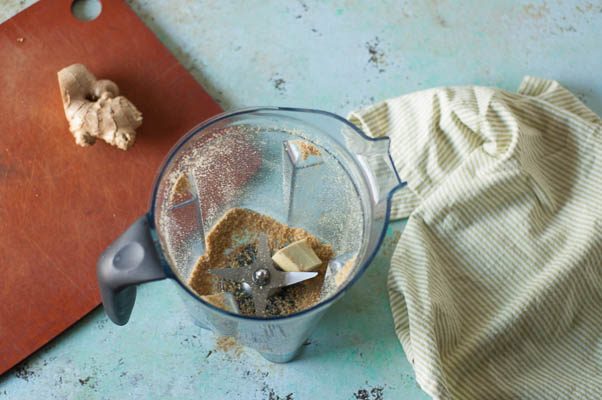 菠萝芒果姜绿色冰沙。一个明亮的绿色羽衣甘油冰沙与热带水果，姜，牛牛的益生菌。开始新的一天的完美方式。从盛开到茎|因为美味|www.andrewtoms.com.