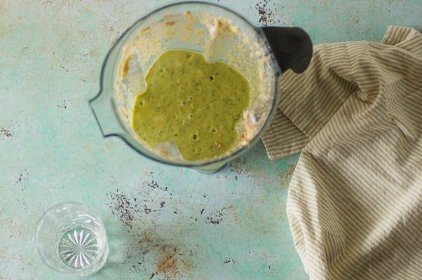 菠萝芒果姜绿色冰沙。一个明亮的绿色羽衣甘油冰沙与热带水果，姜，牛牛的益生菌。开始新的一天的完美方式。从盛开到茎|因为美味|www.andrewtoms.com.