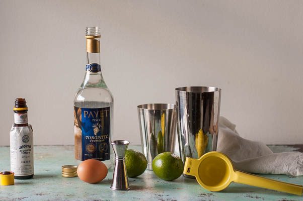 皮斯科酸。一个泡沫的柑橘经典鸡尾酒。从盛开到茎|因为美味|www.andrewtoms.com.