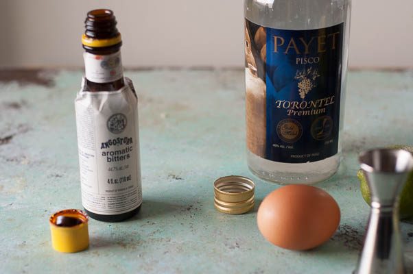 皮斯科酸。一个泡沫的柑橘经典鸡尾酒。从盛开到茎|因为美味|www.andrewtoms.com.