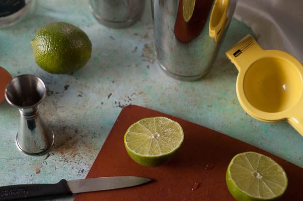 皮斯科酸。一个泡沫的柑橘经典鸡尾酒。从盛开到茎|因为美味|www.andrewtoms.com.