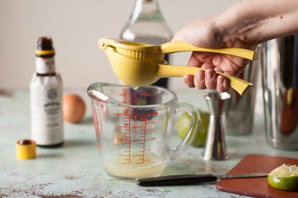 皮斯科酸。一个泡沫的柑橘经典鸡尾酒。从盛开到茎|因为美味|www.andrewtoms.com.