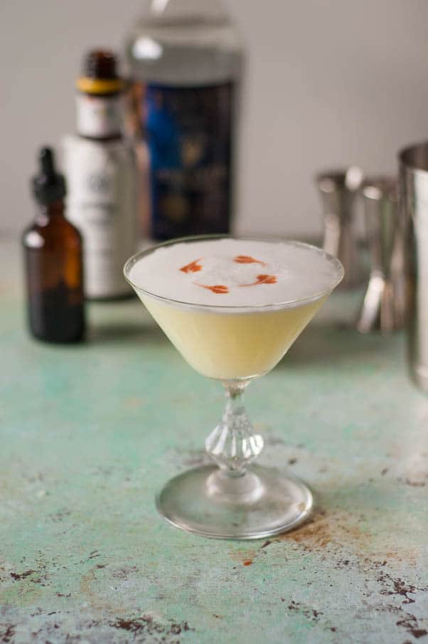 皮斯科酸。一个泡沫的柑橘经典鸡尾酒。从盛开到茎|因为美味|www.andrewtoms.com.