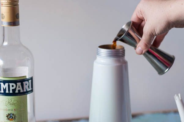 烟熏桶陈年内格罗尼(不需要桶)。经典的内格罗尼鸡尾酒立即与烟熏苹果木在ISI奶油搅拌器。科学!从花到茎|因为美味| www.andrewtoms.com