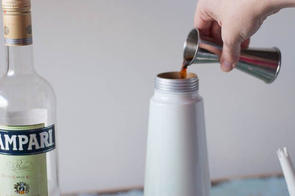 烟熏桶陈年内格罗尼(不需要桶)。经典的内格罗尼鸡尾酒立即与烟熏苹果木在ISI奶油搅拌器。科学!从花到茎|因为美味| www.andrewtoms.com