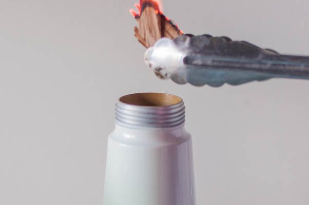 烟熏桶陈年内格罗尼(不需要桶)。经典的内格罗尼鸡尾酒立即与烟熏苹果木在ISI奶油搅拌器。科学!从花到茎|因为美味| www.andrewtoms.com