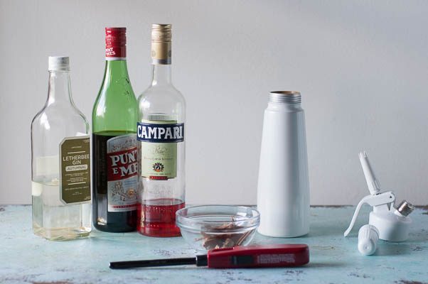 烟熏桶陈年内格罗尼(不需要桶)。经典的内格罗尼鸡尾酒立即与烟熏苹果木在ISI奶油搅拌器。科学!从花到茎|因为美味| www.andrewtoms.com