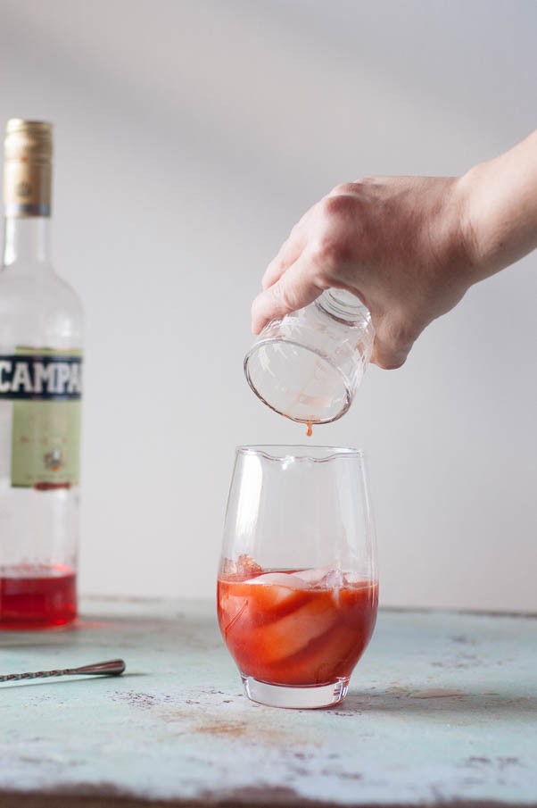 烟熏桶陈年内格罗尼(不需要桶)。经典的内格罗尼鸡尾酒立即与烟熏苹果木在ISI奶油搅拌器。科学!从花到茎|因为美味| www.andrewtoms.com