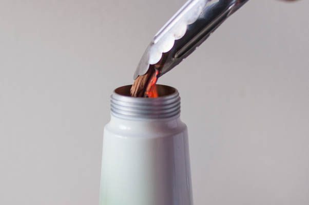 烟熏桶陈年内格罗尼(不需要桶)。经典的内格罗尼鸡尾酒立即与烟熏苹果木在ISI奶油搅拌器。科学!从花到茎|因为美味| www.andrewtoms.com