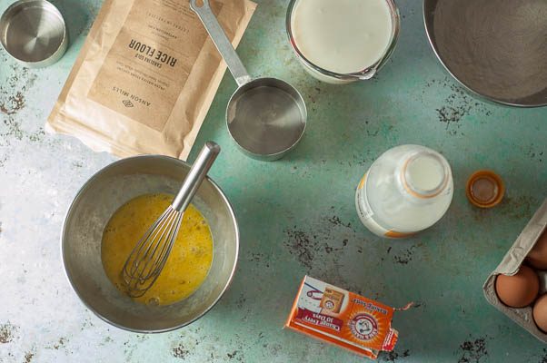 战前大米华夫饼干。Big Jones食谱里的南方无谷蛋白华夫饼。从花到茎|因为美味| www.andrewtoms.com