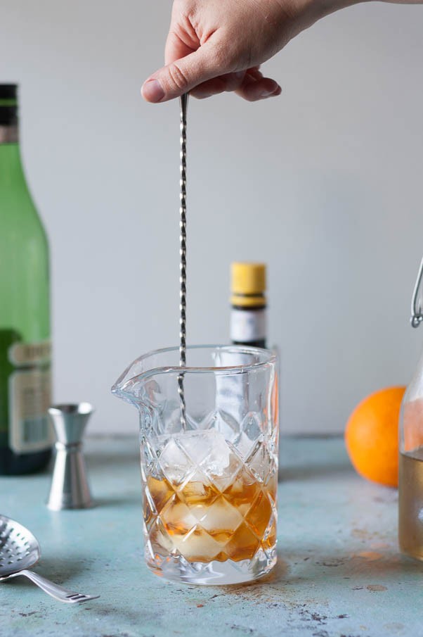 多伦多。经典老式威士忌的翻唱配上黑麦，简单的糖浆，适量的菲尼特布兰卡酒。不适合胆小的人。从花到茎|因为美味| www.andrewtoms.com