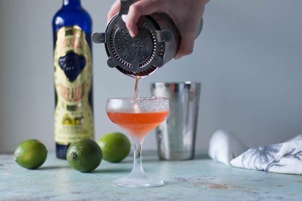 aperol和ercerflower margarita。传统玛格丽塔鸡尾酒的扭曲与reposado龙舌兰酒，明亮的粉红色aperol，teldforwer利口酒和石灰。