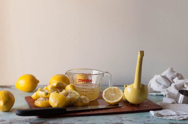 大黄粉红色柠檬水。令人耳目一新的凉爽夏天凉爽。从盛开到茎|因为美味|www.andrewtoms.com.
