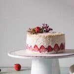 草莓饼配淡紫色雪纺蛋糕和香草豆糕点奶油。草莓时节的甜点。从花到茎|因为美味| www.flowertostem.net