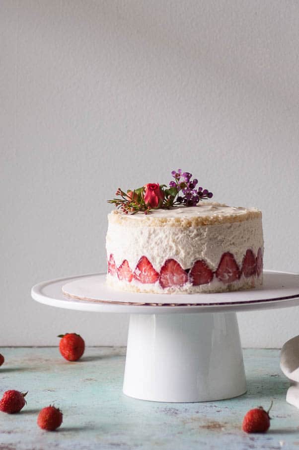 草莓弗雷泽配利莱特雪纺蛋糕和香草豆荚奶油。草莓季节的甜点。从花到茎|因为美味| www.andrewtoms.com
