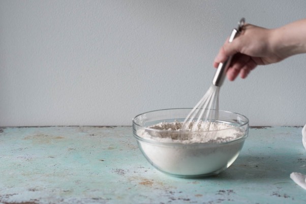 巧克力奶油糖果饼干。口感浓郁、嚼劲十足的饼干，配上牛奶巧克力、半甜巧克力和奶油糖果片(正好配上冰淇淋三明治)。从花到茎|因为美味| www.andrewtoms.com