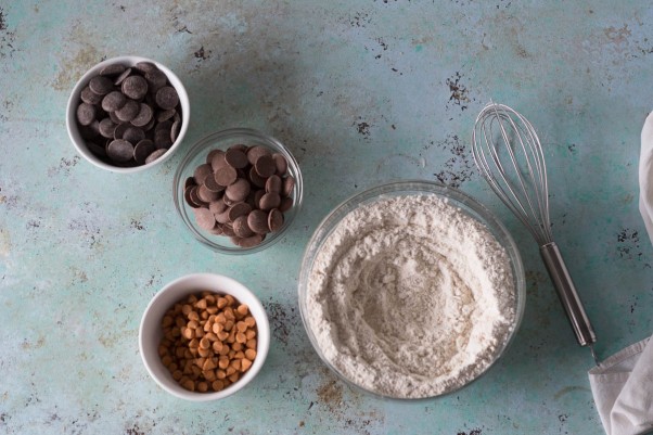 巧克力奶油糖果饼干。口感浓郁、嚼劲十足的饼干，配上牛奶巧克力、半甜巧克力和奶油糖果片(正好配上冰淇淋三明治)。从花到茎|因为美味| www.andrewtoms.com