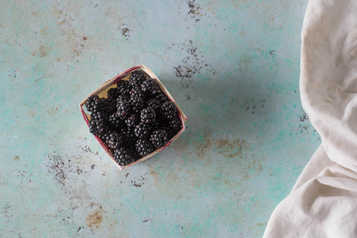 黑莓奶昔。浓郁的奶油奶昔，带有明亮的黑莓味道和深紫色。有史以来最简单的两种配料的甜点。从花到茎|因为美味| www.flowertostem.net