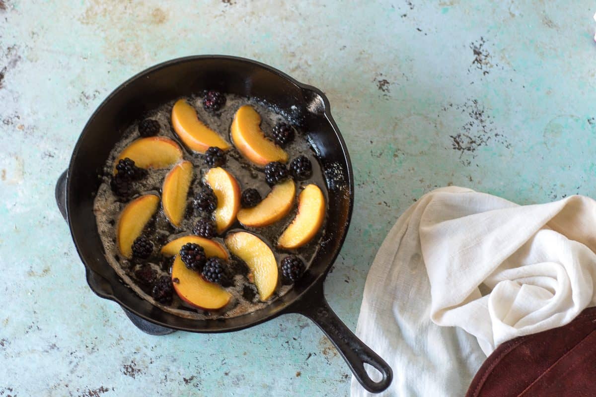 黑莓和桃子放在铸铁锅里