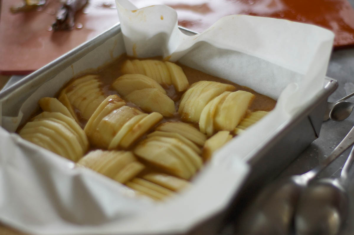 棕色黄油苹果棒。这些肉桂甜饼可能是你最喜欢的苹果甜点。从开花到干| www.andrewtoms.com