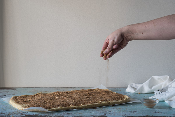 奶油肉桂卷配奶油芝士糖霜。用不揉的奶油蛋卷面团制作的粘稠肉桂卷。完美舒适的早餐款待。从花到茎|因为美味| www.andrewtoms.com