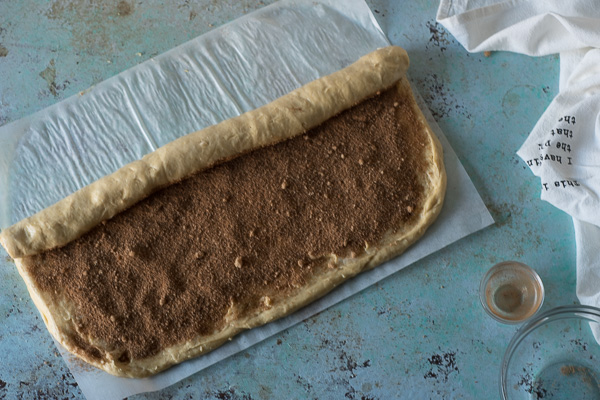 奶油肉桂卷配奶油芝士糖霜。用不揉的奶油蛋卷面团制作的粘稠肉桂卷。完美舒适的早餐款待。从花到茎|因为美味| www.andrewtoms.com