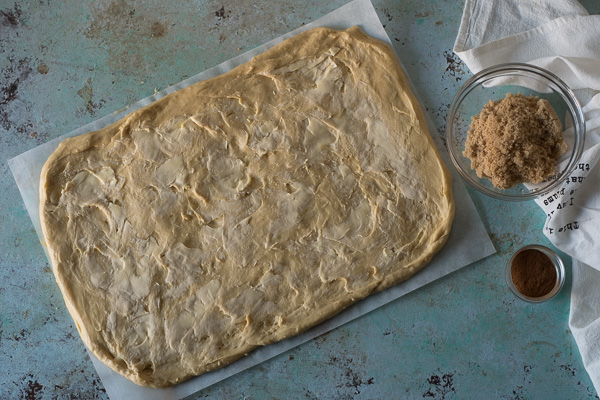 奶油肉桂卷配奶油芝士糖霜。用不揉的奶油蛋卷面团制作的粘稠肉桂卷。完美舒适的早餐款待。从花到茎|因为美味| www.andrewtoms.com