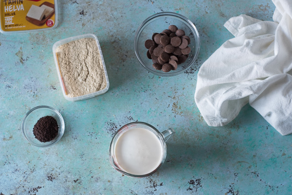 Halvah牛奶巧克力热软糖。这个食谱是在热软糖酱中加入甜芝麻酱、牛奶巧克力和一点咖啡。很好。无谷蛋白。从花到茎|因为美味| www.andrewtoms.com
