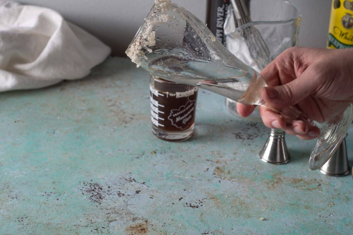 边上的糖刚刚开始焦糖化