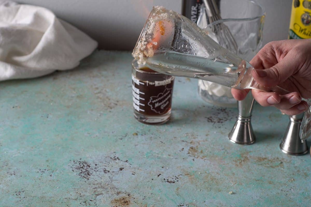 火焰使边缘的糖进一步焦糖化