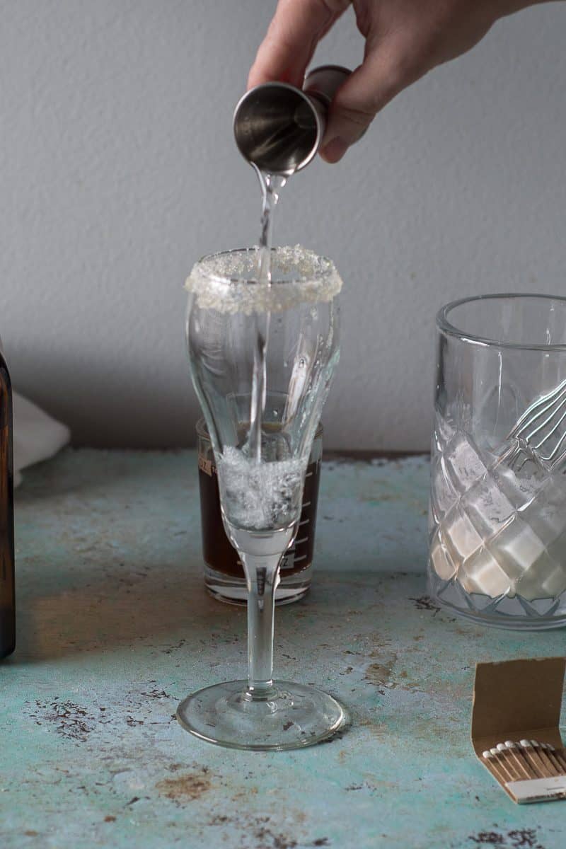 将朗姆酒倒入玻璃杯