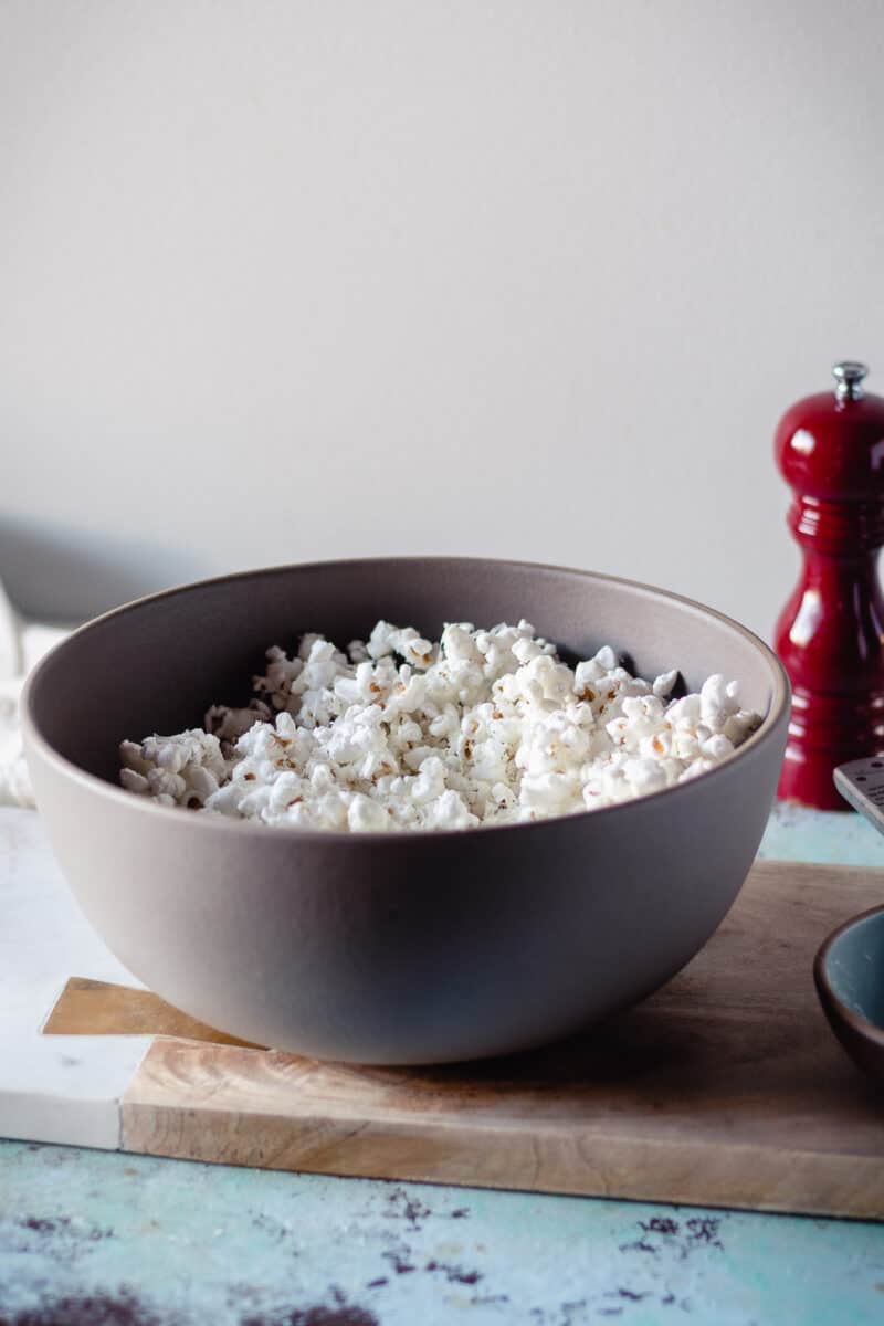 Cacio e pepe爆米花在一个大米色碗里