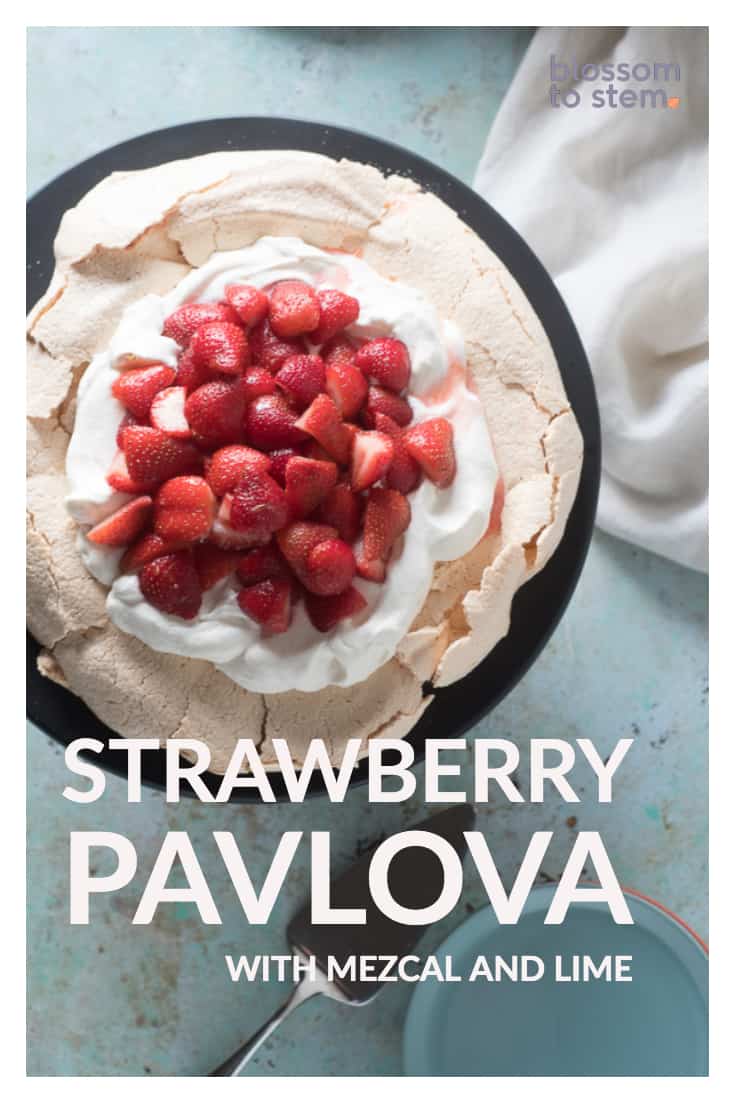 草莓pavlova与mezcal和石灰