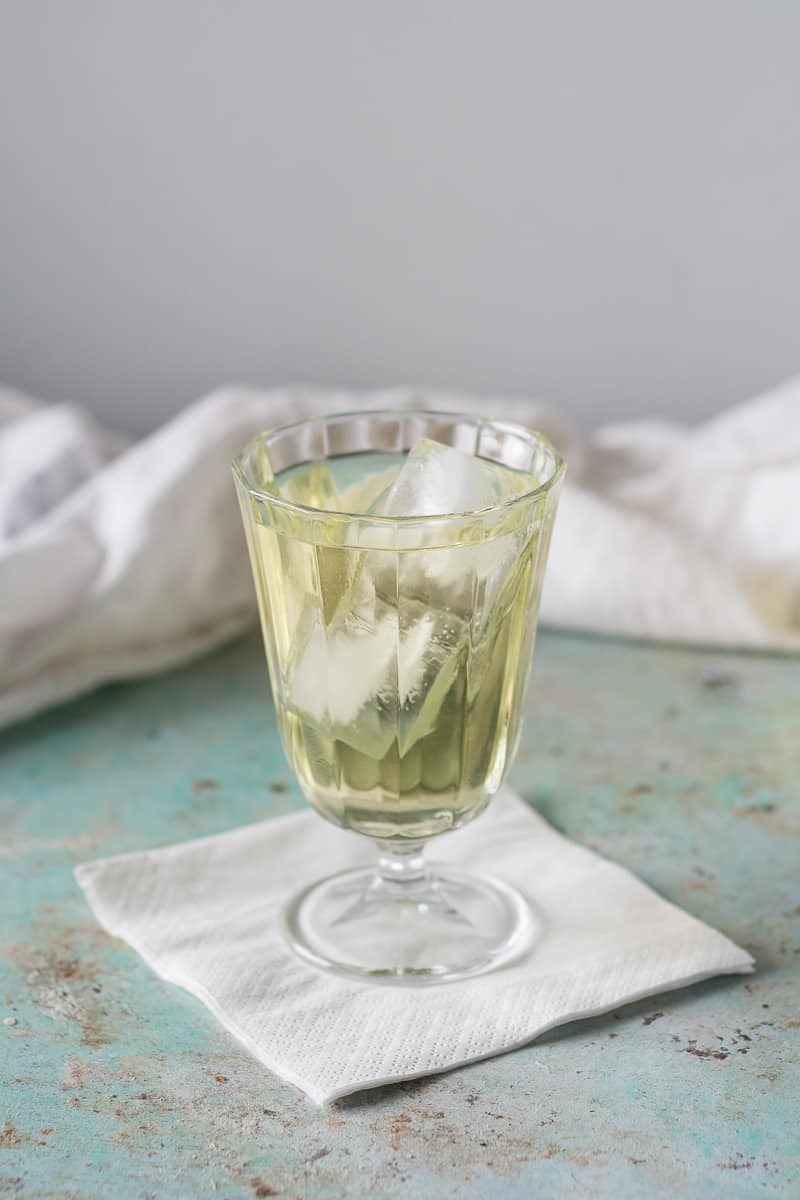 透明的英式牛奶潘趣酒，垂直放置在加冰的玻璃杯中