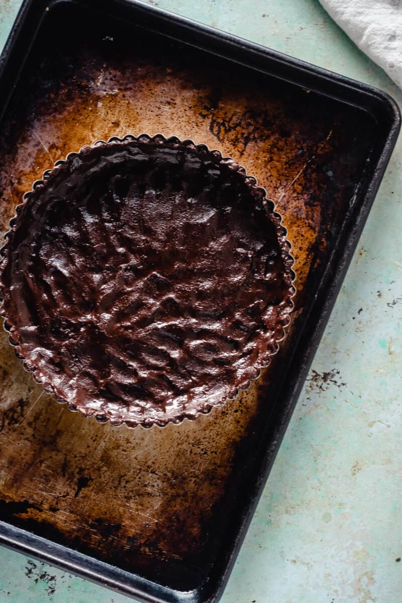 巧克力馅饼外壳，未烘烤，在薄片锅上