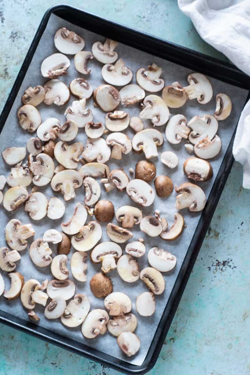 在板料平底锅的未加工的切的cremini蘑菇