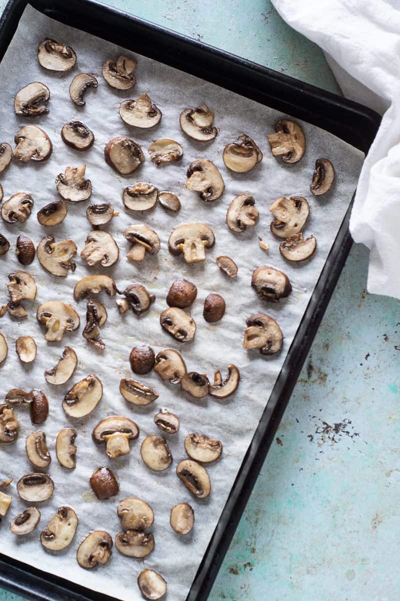 烤切片的克里米尼蘑菇在纸板锅上