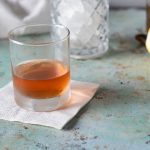 萨泽拉克。这是一款经典的新奥尔良鸡尾酒，有黑麦、苦艾酒、苦艾酒和简单的糖浆(最初是用白兰地酿造的。）