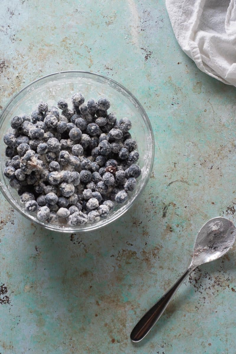蓝莓拌糖和木薯淀粉