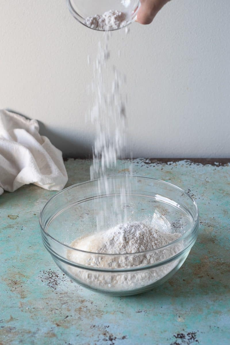 面粉中加入发酵粉