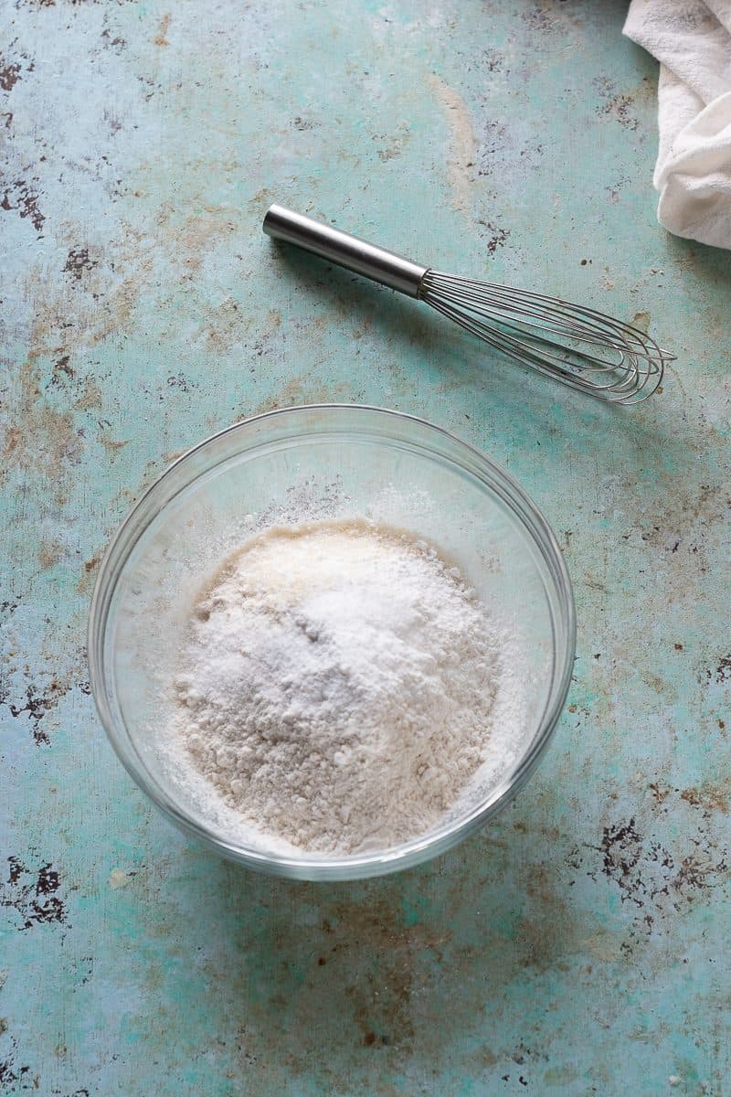 面粉，发酵粉，小苏打，糖和碗里盐
