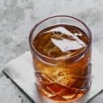 曼哈顿鸡尾酒在一个大冰块的岩石玻璃杯里