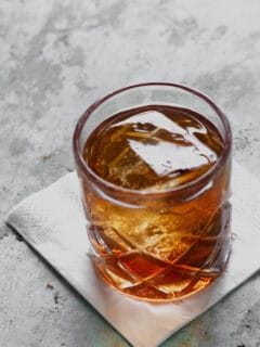 曼哈顿鸡尾酒在一个大冰块的岩石玻璃