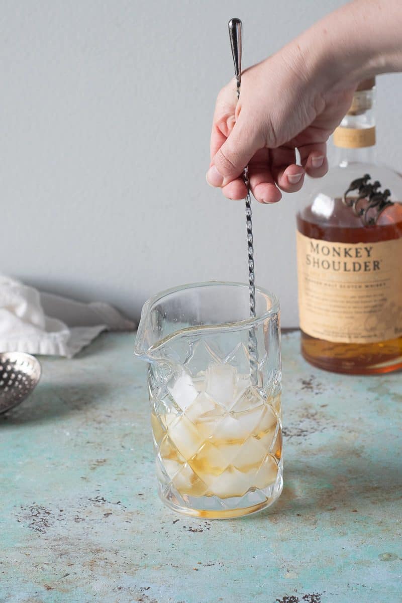 在调酒杯中加冰搅拌苏格兰威士忌和Drambuie